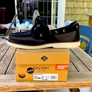 Mens wide Sperry boat shoes.